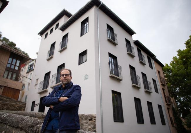 Alejandro Muñoz Miranda posa ante el edificio de la Carrera del Darro, completamente restaurado.